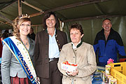 Spargelkönigin Stephanie Ilmberger am Stand ihrer Eltern auf dem Spargelmarkt (©Foto: MartiN Schmitz)